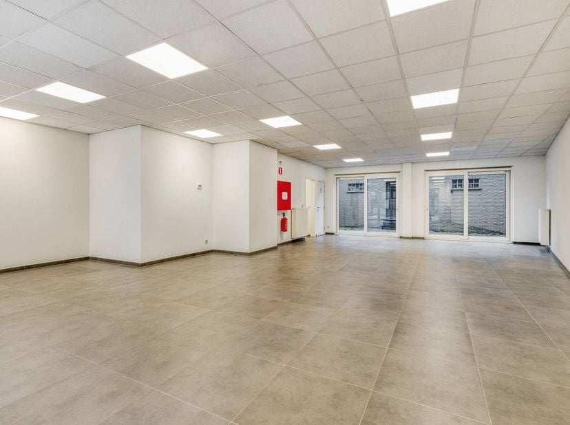 Bien professionnel à louer à Lostraat 15,
                    9880 Aalter