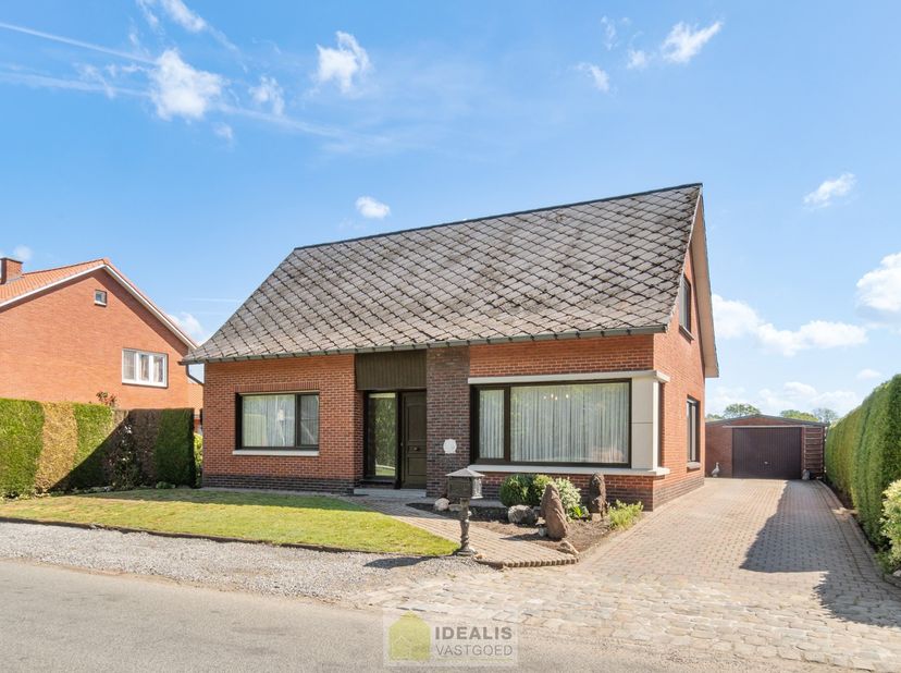 IDEALIS VASTGOED – Op te frissen eengezinswoning met 3 slaapkamers te Pelt (Lindel) mét bijhorend weiland. Deze woning omvat maar liefst +-148m² netto