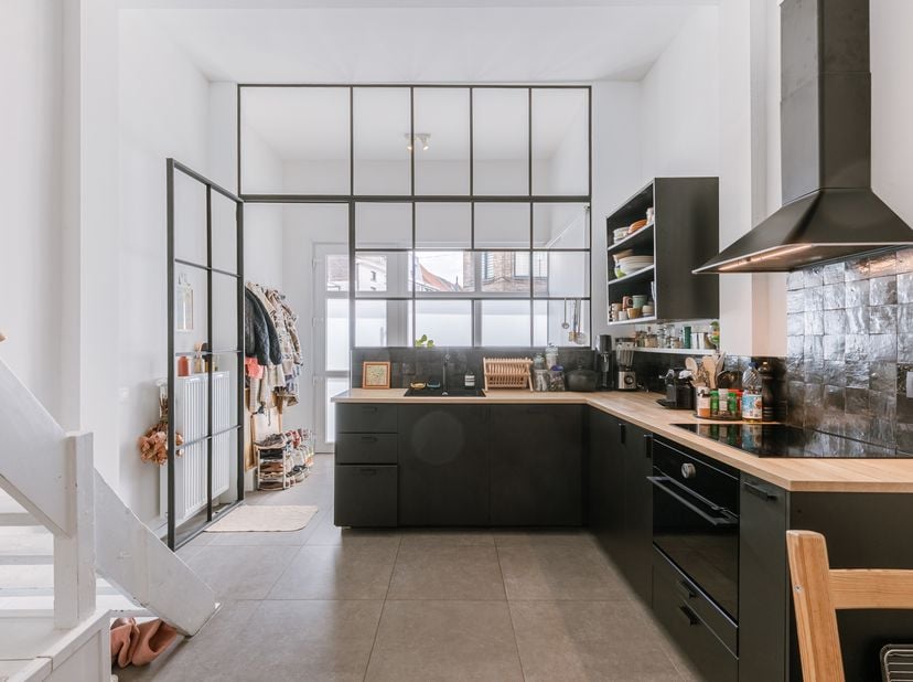 Mobi-score: 9,2/10!<br />
Op wandelafstand van diverse winkels, het levendige Fonteinplein en de fietsas Coupure geniet deze woning van een uitstekend
