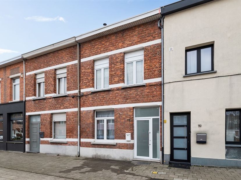 Gezinswoning met 3 slaapkamers op centrale ligging te Ekeren.<br />
Ligging: Ekeren - Schoonbroek, nabij en het Hagelkruispark, vlakbij sportcentrum D