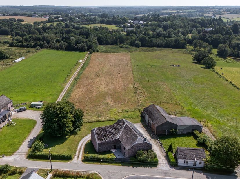 In L'Escaillère (Chimay), in een rustige omgeving die volledige privacy waarborgt, bevindt zich deze karaktervolle eigendom op meer dan 2 hectare, bes