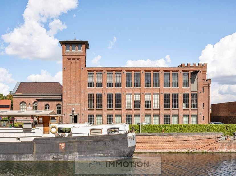  Kantoorcomplex te koop in historisch erfgoedpand “Manchester” – Kortrijk<br />
<br />
Ontdek 496 m2 ingerichte kantoren in de voormalige spinnerij Ma