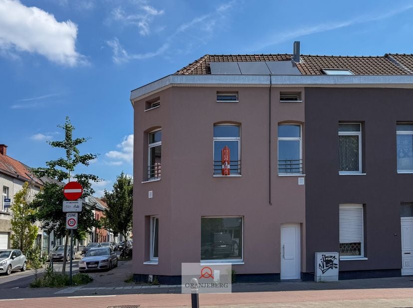 Deze gerenoveerde hoekwoning gelegen aan de Gasmeterlaan geniet van veel lichtinval en is bovendien vlot bereikbaar, dichtbij openbaar vervoer, voldoe
