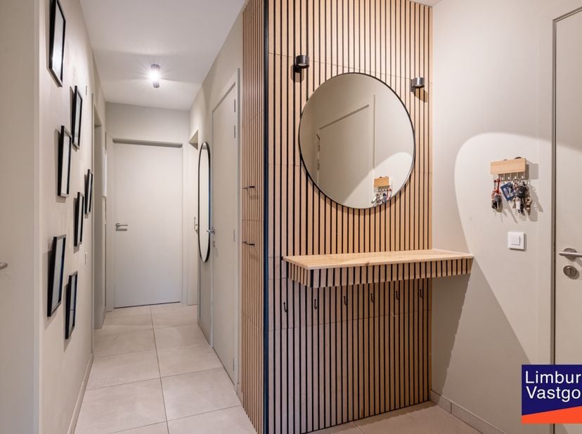 Hoogwaardig afgewerkt, lichtrijk appartement met 2 slaapkamers, tuin/terras, nabij het bruisende centrum van Heusden-Zolder. Bewoonbare oppervlakte: o