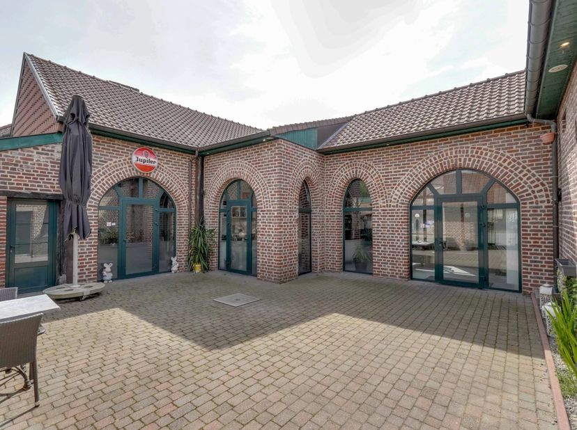 Op een zichtbare locatie langs de Beverststraat bevindt zich dit veelzijdige handelshuis met tal van mogelijkheden voor zelfstandigen, investeerders o
