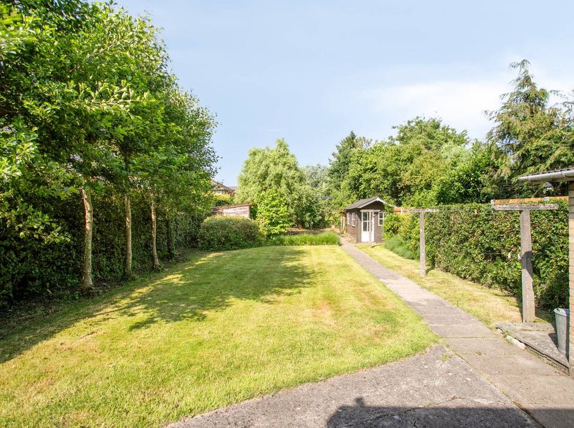 Op een perceel van 600 m² bevindt zich deze halfopen woning met een bewoonbare oppervlakte van 160 m². Met vier slaapkamers, een garage, veranda, berg