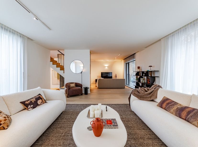 A pieds de la Place Brugmann, sublime maison contemporaine neuve de 11m de façade. Très lumineuse avec ses trois façades d’une surface brute de 467 m²