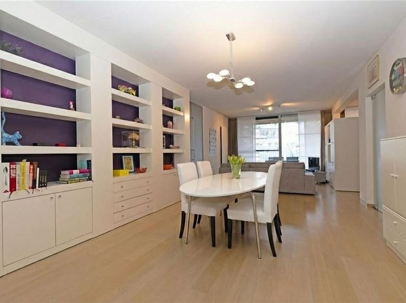 In hartje Hasselt, op de derde verdieping van het prestigieuze woonproject residentie de Eenhoorn, bevindt zich dit perfect onderhouden appartement me