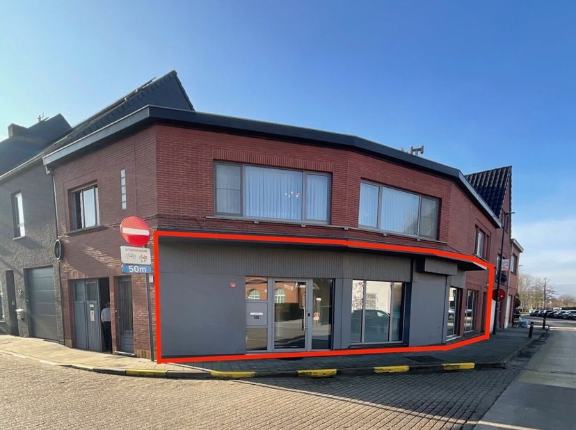 Dit handelspand, gelegen in het centrum van Oostakker Lourdes, is ideaal gelegen.<br />
Het beschikt over veel ruimte met voldoende visibiliteit. Een