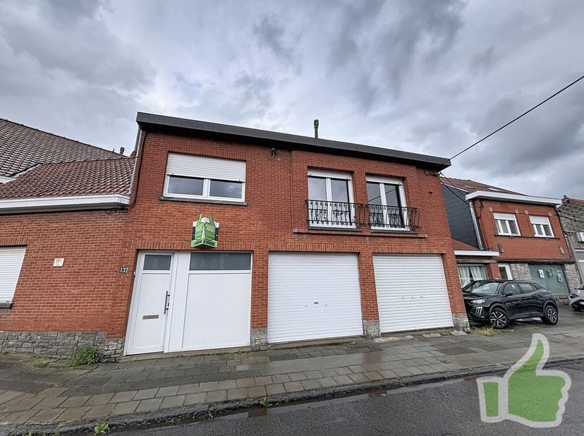 Bonne situation aux portes du centre ville pour ce bâtiment rénové avec goût ét qualité<br />
Il se compose au rez de chaussée de deux grands garages