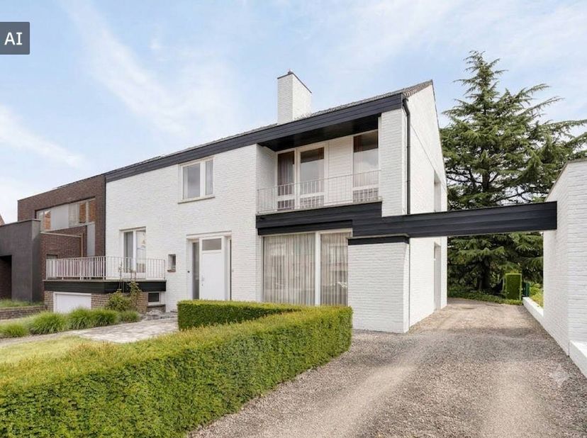 Bent u op zoek naar een woning met veel potentieel nabij de charmante dorpskern van Ingooigem (Anzegem)? Deze ruime gezinswoning biedt alles wat u nod
