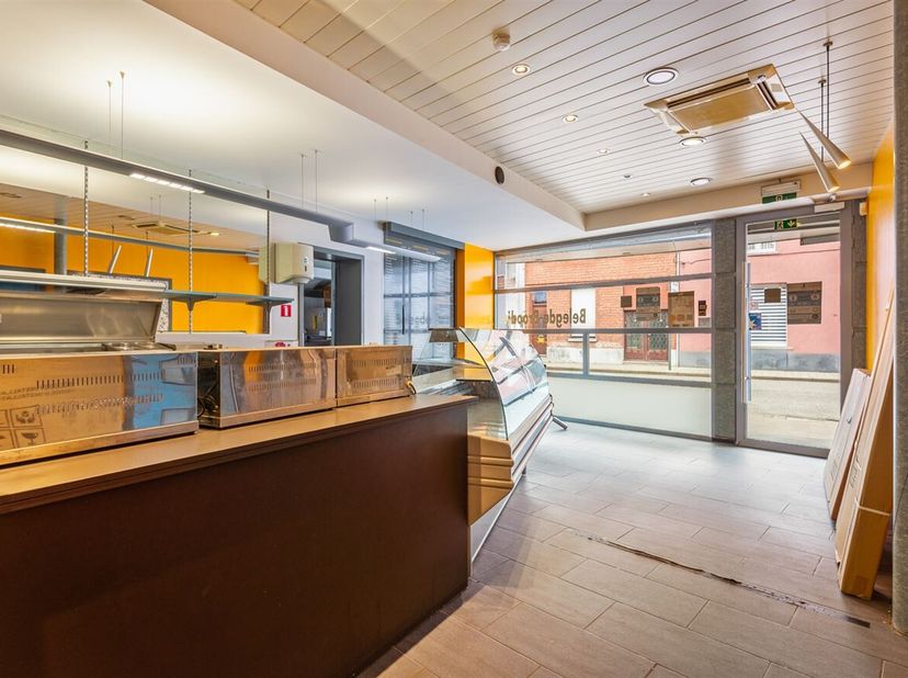 Ruime woning met commerciële ruimte<br />
Mogelijkheid voor omvormen naar 2 appartementen of ruime eengezinswoning (mits kwalitatief ontwerp en vergun