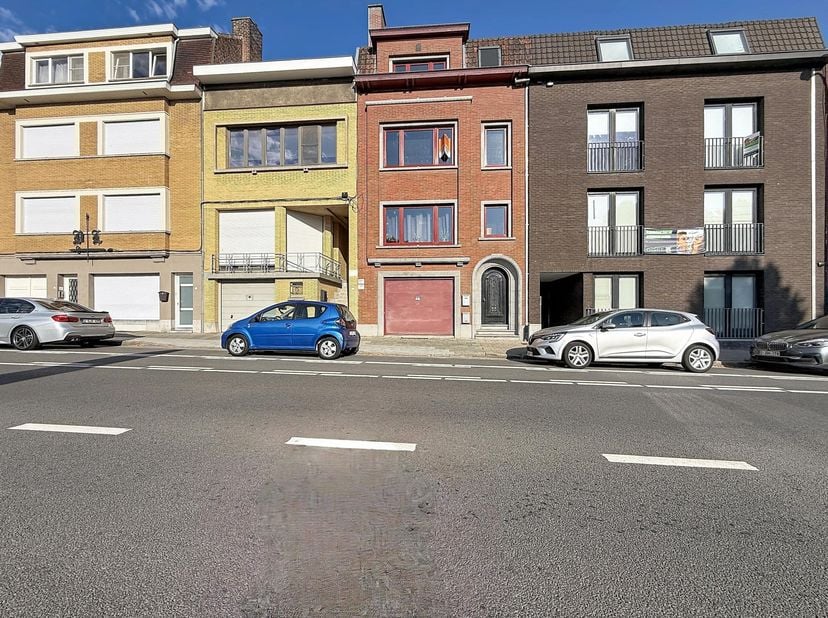 Ruim duplexappartement te huur in Kortrijk – vlakbij centrum en station<br />
<br />
Bent u op zoek naar een ruim en lichtrijk appartement op een uits