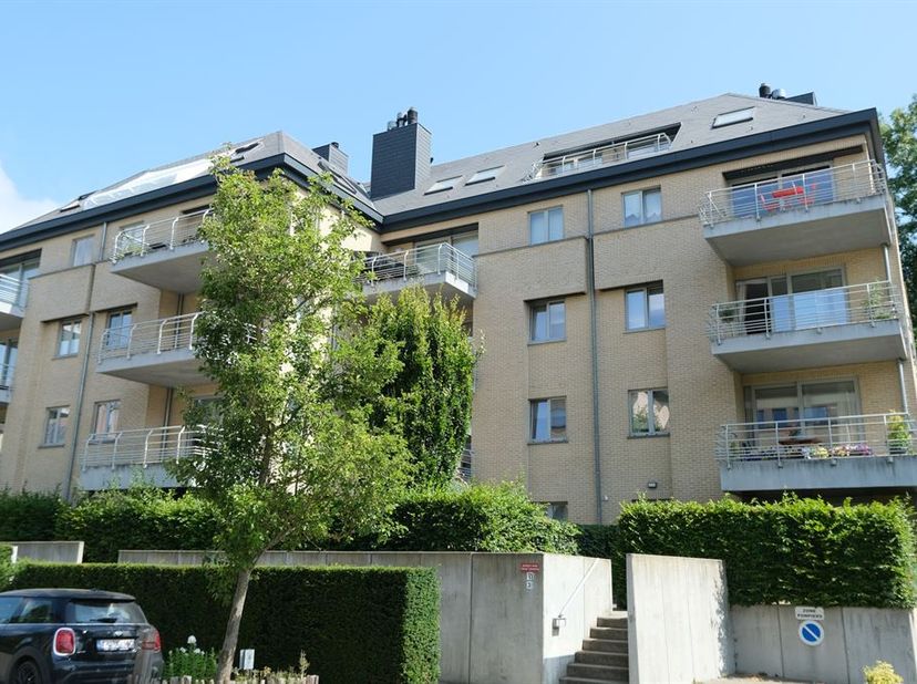 Appartement van 2012 vlak bij Place Dumon, 50m van een busstop met een directe lijn naar Place Schuman, 3e verdieping, 102m² woonopp., 2 slaapkamers,