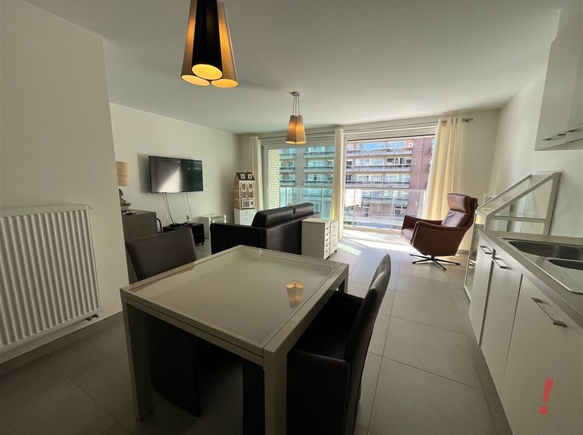 Zeer lichtrijk appartement met 2 zonneterrassen. <br />
Dit appartement omvat een lichtrijke woon- en eetkamer met open ingerichte keuken voorzien van