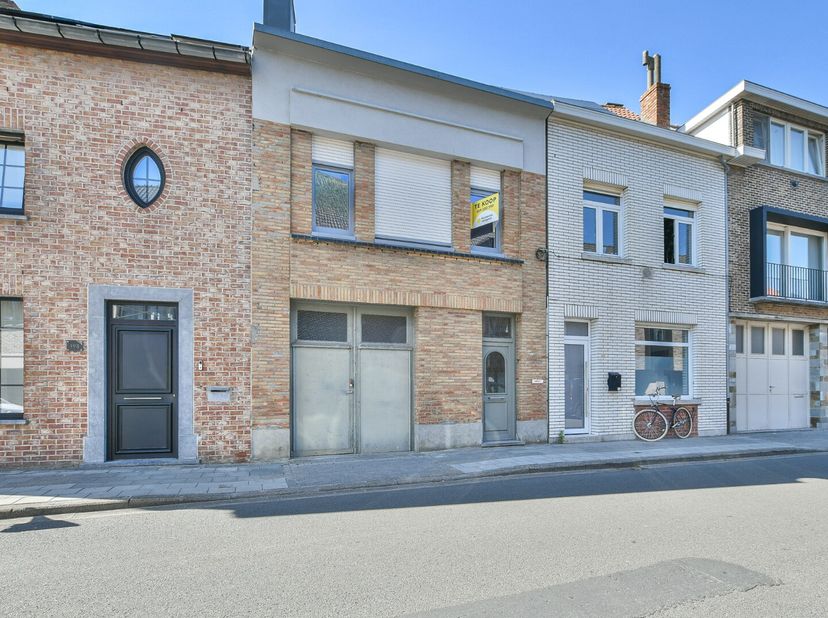 Deze te renoveren rijwoning is rustig gelegen in Blankenberge en biedt tal van mogelijkheden voor wie op zoek is naar ruimte en potentieel. De woning