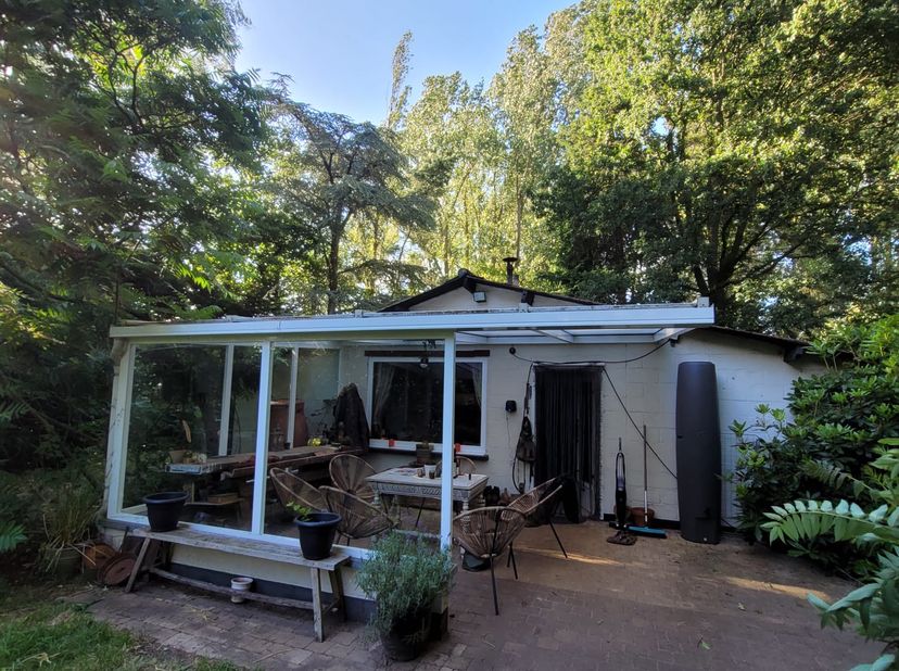 UNIEK, GOED GELEGEN VAKANTIEVERBLIJF -<br />
Uniek vakantieverblijf met ruime tuin en meerdere bijgebouwen zoals te zien op de foto's, gelegen in een