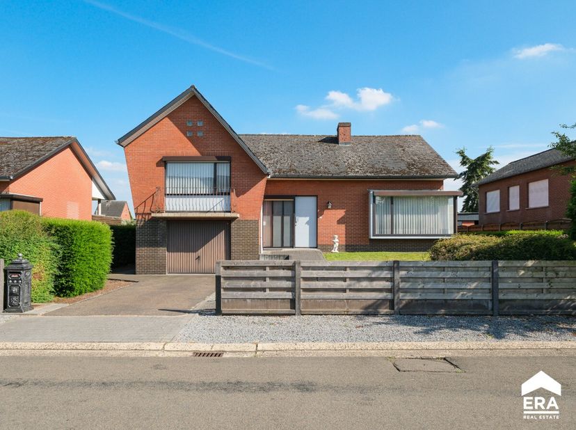 Deze rustig gelegen split-levelwoning uit 1968 met een grote, zuidgerichte tuin beschikt over 3 slaapkamers en een inpandige garage. De praktische ind
