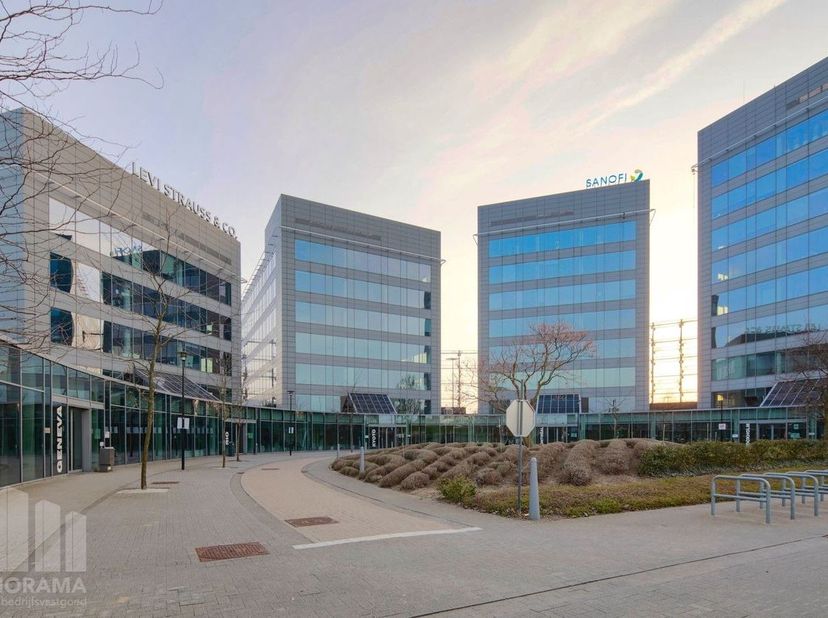 Bureaux de qualité de 1.069 m² à louer, meublés et prêts à l'emploi. D'autres surfaces sont également disponibles, allant de 1.069&amp;nbsp;m² tot 5.939 m