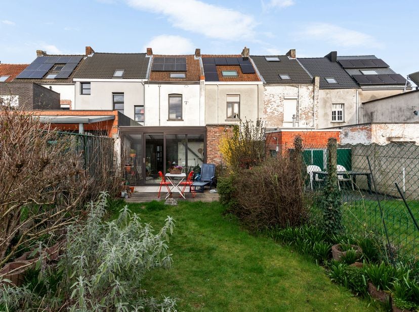 Deze woning bevindt zich in het charmante Mechelen, op een steenworp afstand van het bruisende centrum. Met scholen, supermarkten, lokale winkels, spo