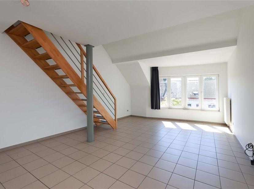 Instapklaar appartement met terras en autostaanplaats in centrum Leopoldsburg<br />
<br />
Omgeving:<br />
+ Aangename woonomgeving in het centrum
