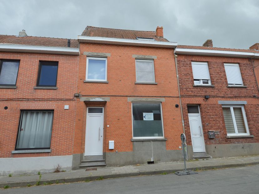 Gelegen op wandelafstand van het centrum, winkels en scholen in een rustige straat.<br />
Deze woning met een centrale ligging werd binnenin volledig