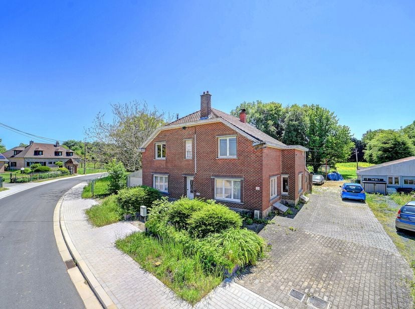 À vendre : spacieuse maison 4 façades à Tervuren, située dans un environnement calme et rural, à distance de marche du parc de Tervuren.Construite en