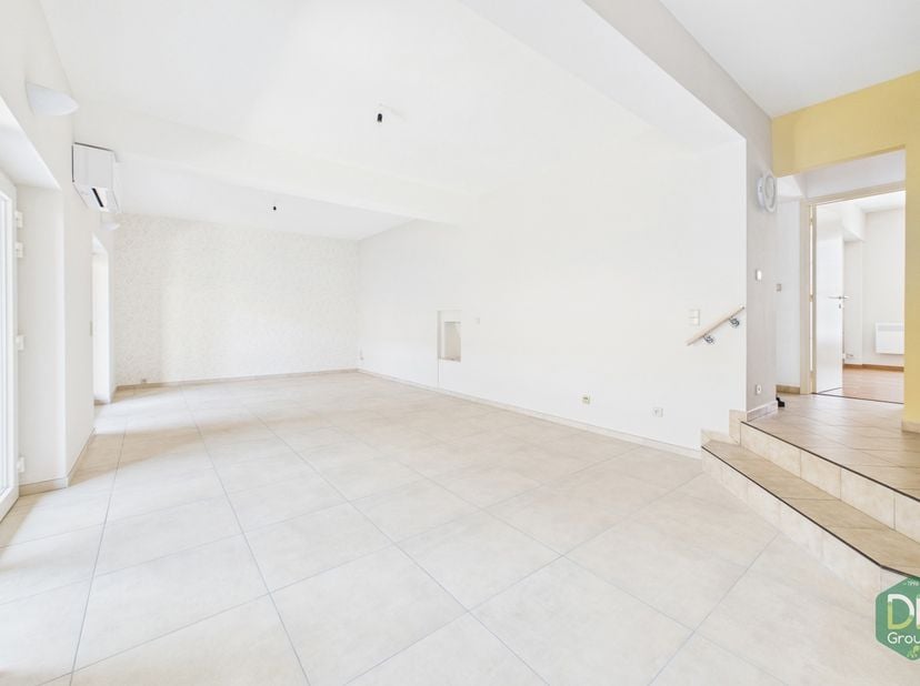 Gelegen op de tweede verdieping met lift, bestaat dit appartement uit een inkomhal die toegang geeft tot een ruime leefruimte van 51 m² met open keuke