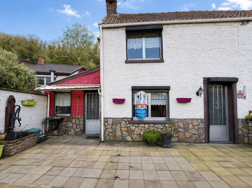 L'agence SKYIMMO vous propose cette JOLIE maison à rénover située dans la commune de VISE et composée de :<br />
AU RDC : séjour (27) - cuisine (8) <b