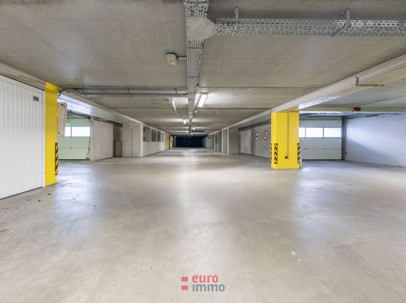 Bent u al een tijd op zoek naar een geschikte garage om u voorgoed van al uw parkeerproblemen te verlossen? Dan is dit waarschijnlijk wat u zoekt!<br