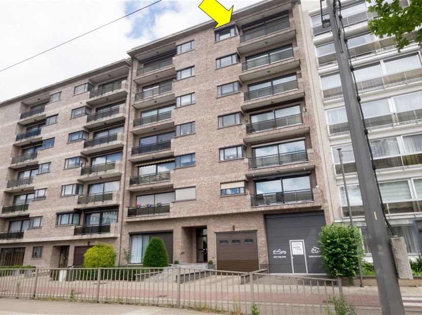 Zeer ruim en mooi appartement met 2 slaapkamers, extra berging en groot oost-terras aan de rustige achterzijde van het gebouw. Indeling : inkomhal met