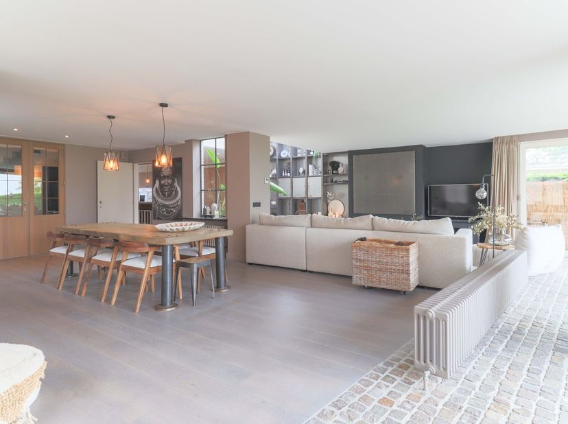 Bent u op zoek naar een ruime, luxueuze woning met hoogwaardige afwerking? Deze stijlvolle villa biedt alles wat u zoekt!<br />
Instapklaar en gebouwd