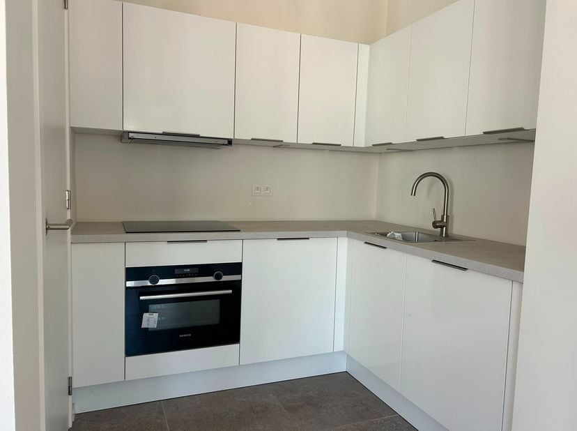 Dit appartement op de 2e verdieping in nieuwbouwproject Hof&amp;nbsp;Berlamuze&amp;nbsp;combineert eigentijds wooncomfort met een groene en rustige omgeving,