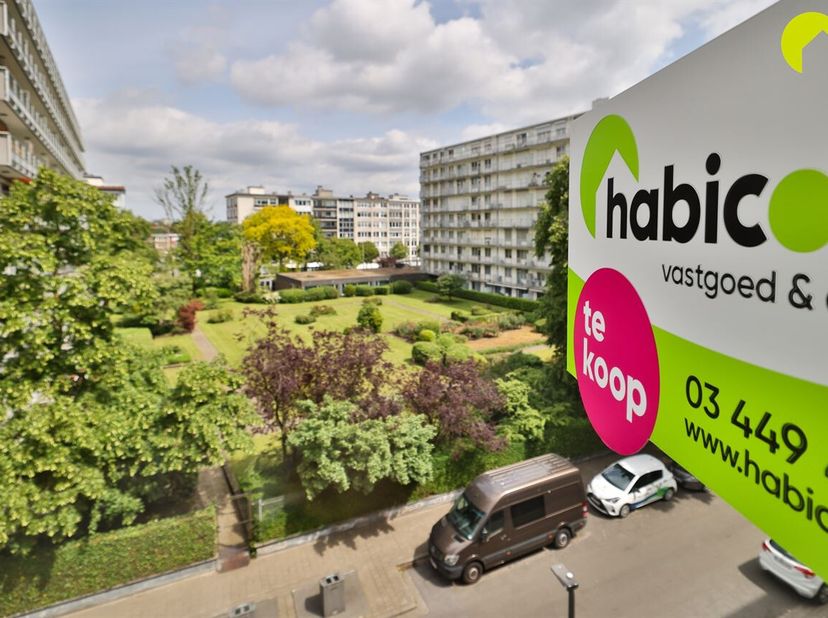 Op de grens met Berchem in de gegeerde "Groenenhoek", vinden we dit lichtrijk hoekappartement.<br />
Met tal van restaurants, koffiebars en winkels, s
