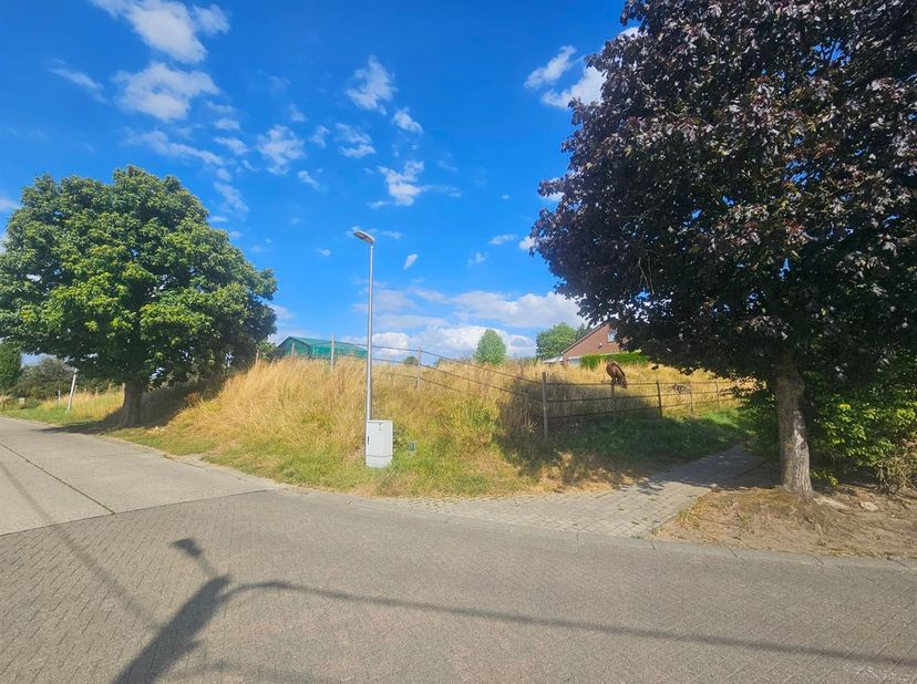 rachtig gelegen bouwgrond zijnde Lot 3 (OB) gelegen in op de hoek van de Edith Jansstraat en de Beekstraat tegenover nummer 19 met een perceel oppervl