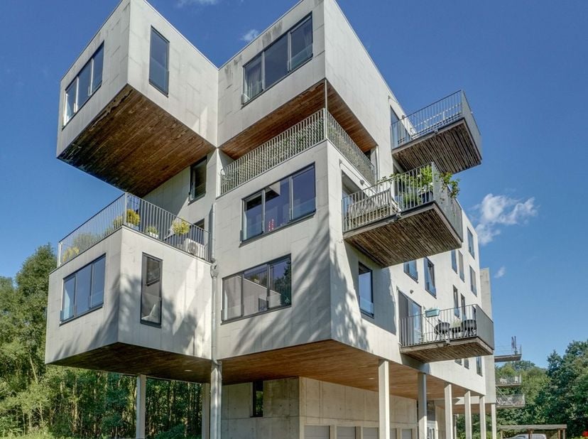 UNIEK APPARTEMENT MET PRACHTIG UITZICHT<br />
<br />
Dit stijlvol appartement gelegen op de bovenste verdieping (4) bevindt zich op een uitzonderlijke