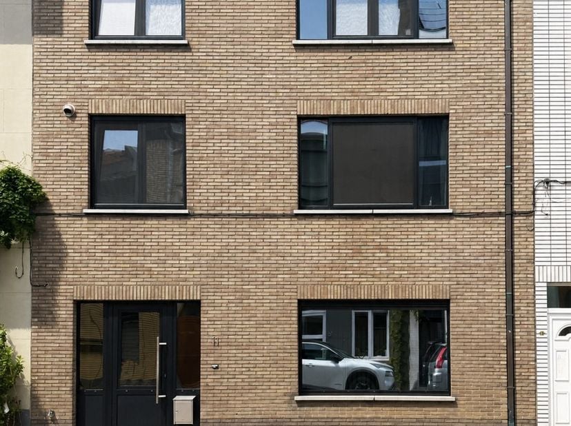 * De geafficheerde prijs is een richtrijs wat wil zeggen dat elk uitgebracht bod in overweging wordt genomen.<br />
​​​<br />
Deze ruime woning werd d