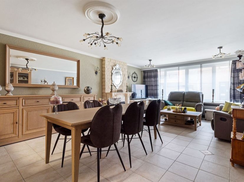 Instapklaar 2 slpk appartement in centrum Herentals<br />
Dit appartement dateert van 1974 en bevindt zich in een goed staat van onderhoud.<br />
Ligg