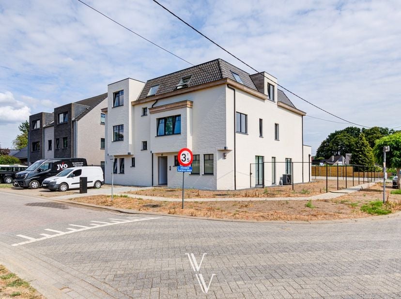 Voor wie op zoek is naar comfortabel en hedendaags wonen in een aangename omgeving, stellen wij dit nieuwbouw dakappartement voor, gelegen in Zandhove