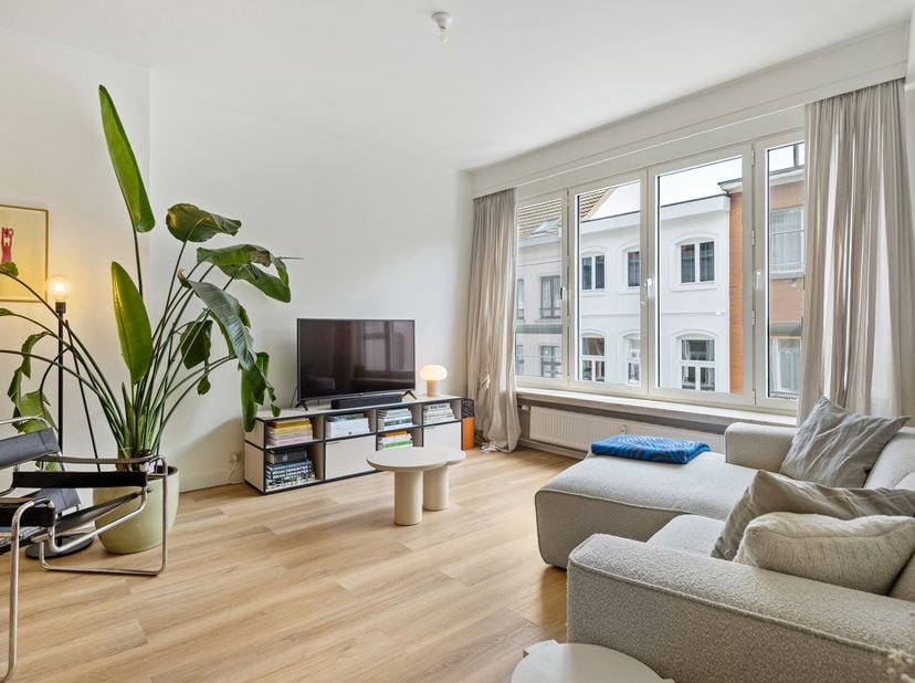Instapklaar gerenoveerd 2-slaapkamerappartement op toplocatie nabij het Zuid<br />
Op een uitstekende locatie vlak bij het bruisende Zuid in Antwerpen
