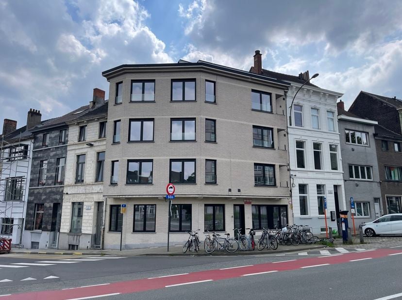Wenst u een bezoek? Gelieve NIET te BELLEN maar uw bezoek aan te vragen via www.immodavinci.be/nl/te-huur <br />
LIGGING:<br />
Deze gerenoveerde appa