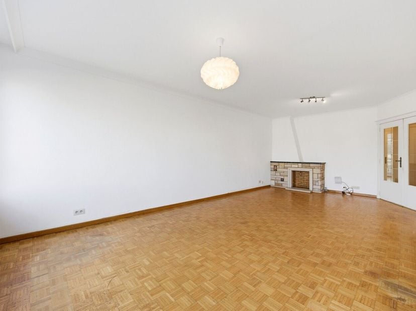 Dit appartement is goed gelegen in het centrum van Tienen met alle benodigdheden vlakbij (winkel, school,...). Zeer makkelijk bereikbaar via E40 (Luik