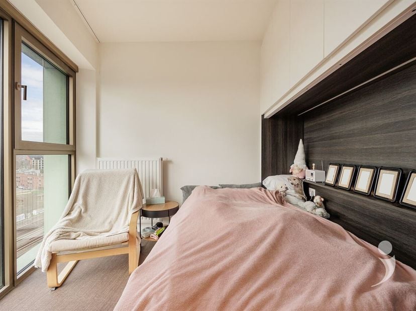 Deze moderne studentenkamer met eigen sanitair is gelegen in studentenresidentie Woods, vlakbij het Belle-Vue park. De residentie is gelegen op een bo