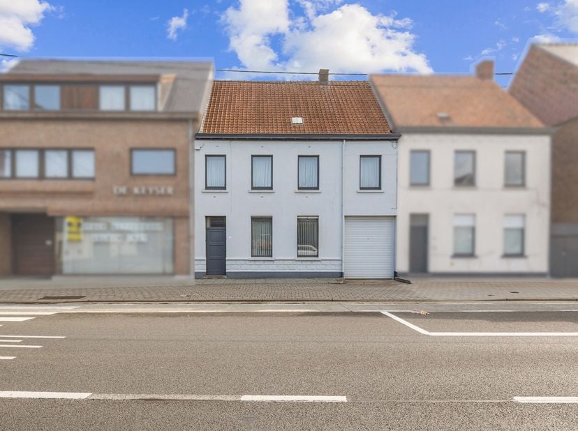 Op slechts 10 minuten van Ronse en 15 minuten van Oudenaarde bevindt zich deze te renoveren woning met garage, koer en maar liefst meer dan 300 m² aan