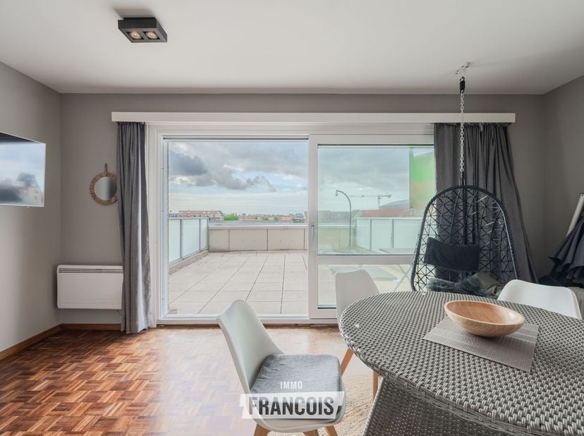 Ce studio soigné avec coin nuit est situé au Cyriel de Grootelaan 38 à Middelkerke et dispose dune terrasse très spacieuse orientée plein sud de pas m