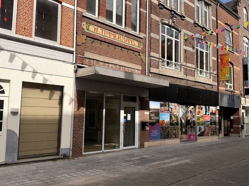 Bien professionnel à louer
                    à 3680 Maaseik