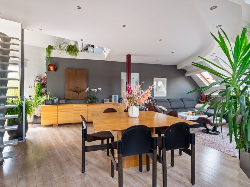 Dit ruime, gezellige appartement is prima gelegen aan de Solftplaats in Berendrecht: rustig en toch midden in het centrum van het dorp. Winkels, schol