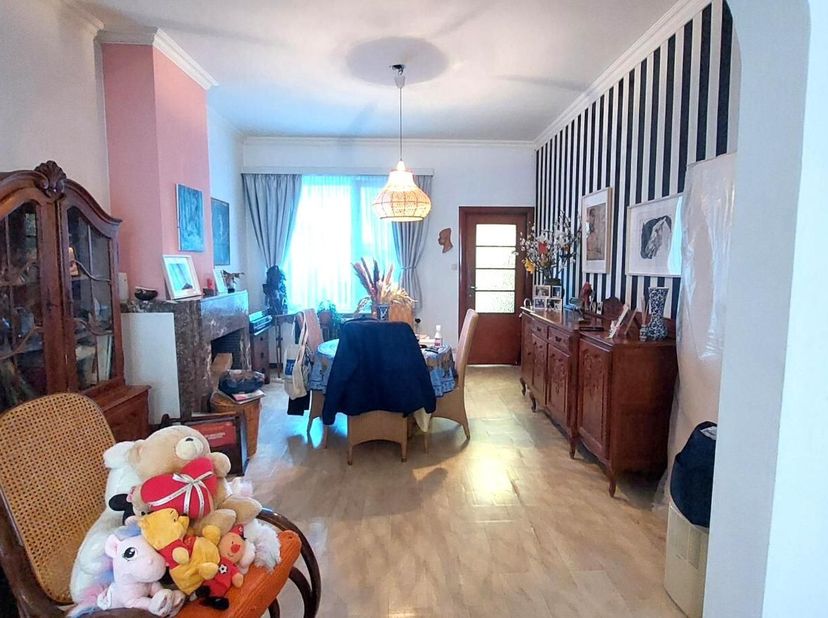 Dans un emplacement facile d'accès, à proximité du centre, des commerces et des transports en commun, se trouve cet appartement au rez-de-chaussée d'u