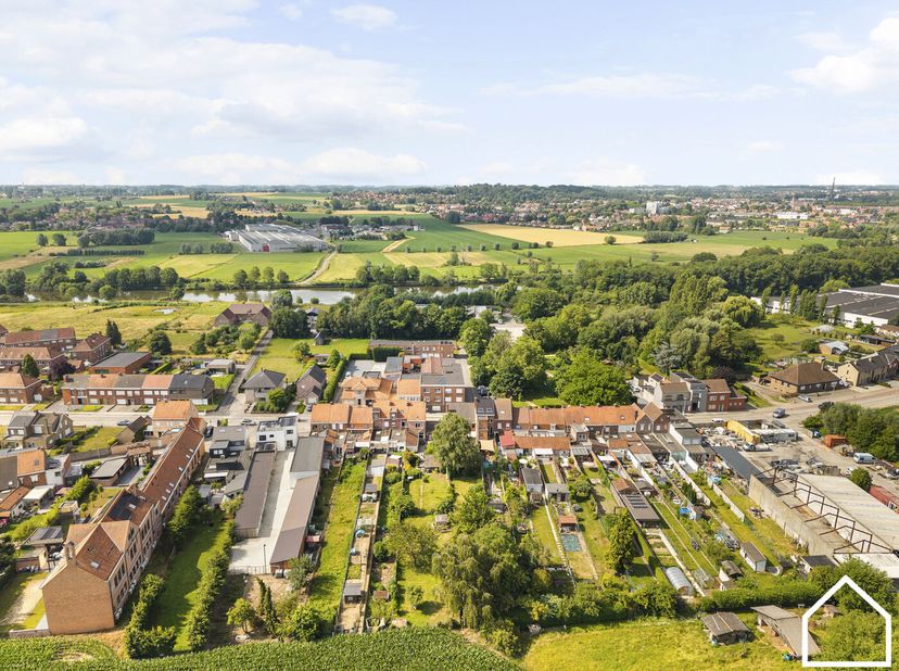 Deze charmante en goed onderhouden woning met z'n prachtige tuin biedt naast zijn landelijke verzichten ook nog eens  een toplocatie met tal van mogel
