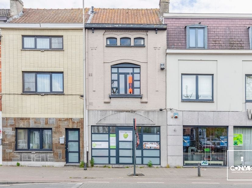 Deze praktijkwoning, nabij het bruisende centrum van Gent, biedt een goede bereikbaarheid via belangrijke invalswegen, lokale handelaars en het openba